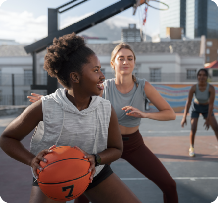 Jovens jogando basquete